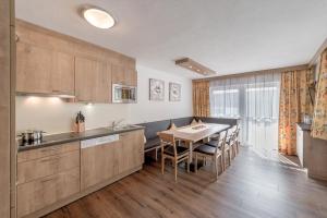 A kitchen or kitchenette at Ferienhaus Apart Sonnzeit