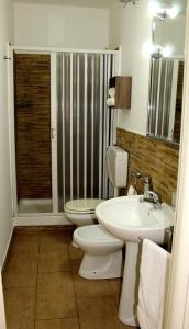 uma casa de banho com um WC e um lavatório em Golden House - Trilocale nel Cuore di Agrigento em Agrigento