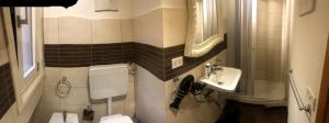 La salle de bains est pourvue de toilettes et d'un lavabo. dans l'établissement Golden House - Trilocale nel Cuore di Agrigento, à Agrigente