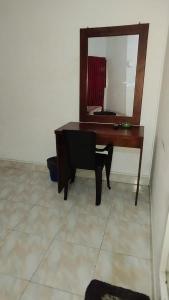 drewniane biurko z lustrem i pianinem w obiekcie Hotel City Light Budget w Kolombo