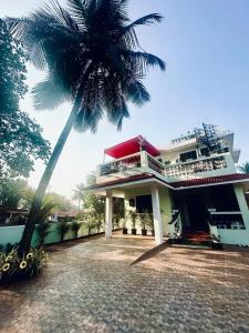 um edifício com uma palmeira em frente em The Source em Goa