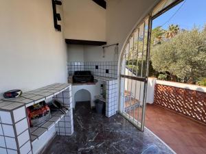 una cocina al aire libre con parrilla en una casa en Villa Clara, en Denia