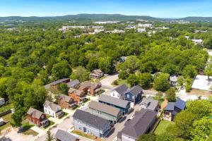una vista aérea de un barrio residencial con casas en Hog Haus - 1 2 Mile to DT Fayetteville - Sleeps 8, en Fayetteville