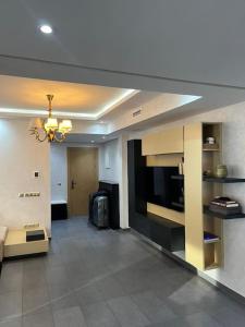een woonkamer met een bank en een keuken bij city center 4 rooms families in Tanger