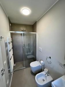 y baño con ducha, aseo y lavamanos. en Casa di campagna Colle Pertecone Locazione Turistica, en Spoleto