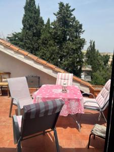 patio ze stołem i krzesłami na dachu w obiekcie Apartment in Roma with Terrace w Rzymie