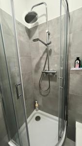 y baño con ducha y puerta de cristal. en Good Vibes Only, en Cracovia
