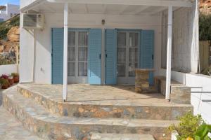 Casa con puertas azules y porche de piedra en Klados Studios & Apartments, en Cherronisos