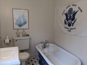 ein Badezimmer mit einem Waschbecken, einer Badewanne und einem WC in der Unterkunft Historic Coast Guard House and Cottages in Point Arena