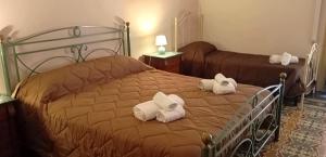 Letto o letti in una camera di Maya Palace Real Rooms Palermo centre close to Cathedral