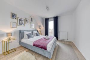 um quarto com uma cama grande e uma janela em Appartement Neuf avec Terrasse em Bobigny