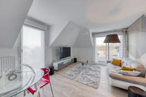uma sala de estar branca com um sofá e uma mesa em Appartement Neuf avec Terrasse em Bobigny