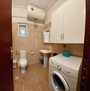 une petite salle de bains avec un lave-linge. dans l'établissement Ina's Sea View, à Saranda