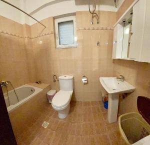 La salle de bains est pourvue de toilettes et d'un lavabo. dans l'établissement Ina's Sea View, à Saranda