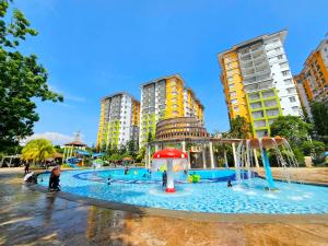 einen Wasserpark in einer Stadt mit hohen Gebäuden in der Unterkunft Melaka Town Area Top 1 Family Lovers Water Themepark Suites By GGM in Malakka