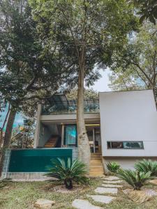 戈亚斯州上帕莱索Vila Baru的房子前面有一块空白的广告牌