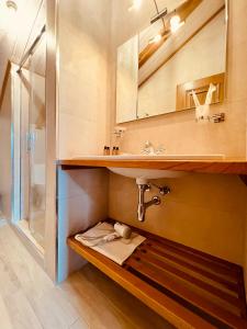 y baño con lavabo y espejo. en VinoOdor - ვინოოდორ, en Telavi
