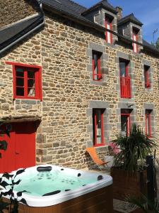 kamienny budynek z jacuzzi przed nim w obiekcie Chambre, spa, petit déjeuner w mieście Le Buet