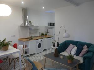 Una sala de estar con un sofá azul y una cocina. en Casa en playa Santa Marta, en Baiona 35 fotos más