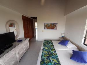 een slaapkamer met een bed en een televisie. bij Apartamento Condominio Girardot Resort Apto 6-402 Vista a las montañas ,WI-FI- RNT # 96655 in Girardot