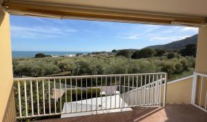 balcón con vistas al océano en Apartamento con piscina privada y vistas al mar, en Alcanar