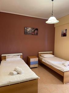 Cette chambre comprend 2 lits jumeaux. dans l'établissement Ina's Sea View, à Saranda