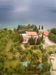 una vista aerea di una casa con alberi e l'oceano di Tiny house Laurel a Kostrena (Costrena)