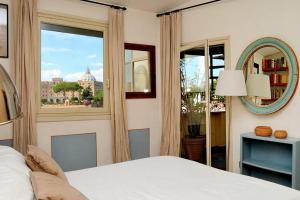 una camera con un letto e una grande finestra di Sant'Onofrio Terrace Apartment a Roma