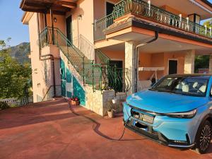 un coche azul está aparcado fuera de una casa en Villa Giulia - Giungano - Cilento en Giungano