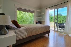 - une chambre avec un lit et une porte coulissante en verre dans l'établissement Relaxing in Renton, à Renton