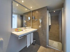 Koupelna v ubytování BQ Apolo Hotel
