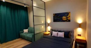 ein Schlafzimmer mit einem Bett und einem grünen Sofa in der Unterkunft White rooms on City center in Lwiw