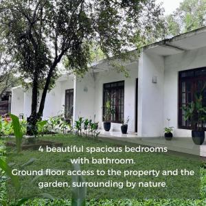 ein schönes, geräumiges Schlafzimmer mit Bad und der von Natur umgebene Garten in der Unterkunft Hotel Bird Paradise in Sigiriya