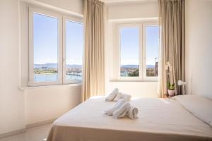 奥尔比亚狄帕兰酒店的一间卧室配有带毛巾的床和窗户