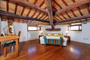 1 dormitorio con 1 cama en una habitación con techos de madera en Piazza Mattei Elegant Apartment | Romeloft en Roma