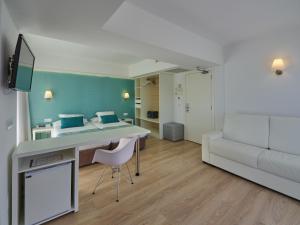 TV a/nebo společenská místnost v ubytování BQ Apolo Hotel
