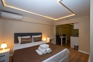 1 dormitorio con 1 cama con toallas en Aiza Suites, en Estambul