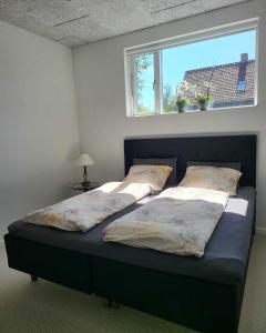 Posteľ alebo postele v izbe v ubytovaní Charmerende villalejlighed på 80 kvm inklusiv gårdhave