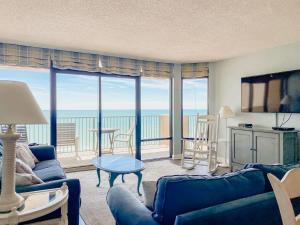 默特尔比奇The Blue Dune Oceanfront Huge Balcony w Lazy River的带沙发的客厅，可欣赏海景