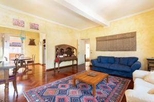 sala de estar con sofá azul y mesa en Trevi Comfortable Apartment with Terrace | Romeloft, en Roma