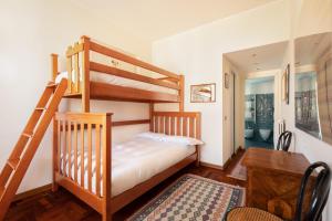 เตียงสองชั้นในห้องที่ Trevi Comfortable Apartment with Terrace | Romeloft
