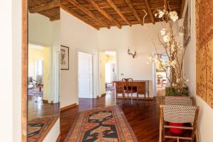 ein offenes Wohnzimmer mit Holzdecke in der Unterkunft Trevi Comfortable Apartment with Terrace | Romeloft in Rom