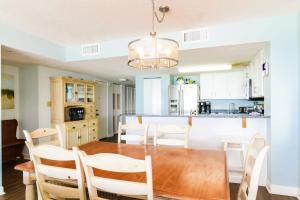 The Blue Dune Oceanfront Huge Balcony w Lazy River的厨房或小厨房