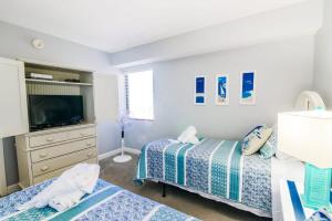 The Blue Dune Oceanfront Huge Balcony w Lazy River客房内的一张或多张床位