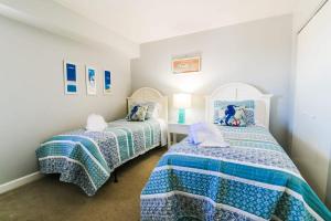 The Blue Dune Oceanfront Huge Balcony w Lazy River客房内的一张或多张床位