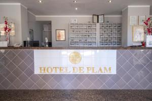 een hotelbord op een balie in een kamer bij Hotel De Plam in Olbia