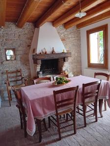 une salle à manger avec une table et une cheminée dans l'établissement Vite in Rosa La Casetta, à Valdobbiadene