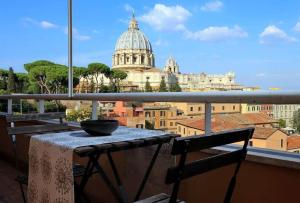 una ciotola seduta sopra un tavolo sul balcone di Saint Peter's Bright Apartment | Romeloft a Roma