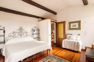 a bedroom with a white bed and a table and a bed sqor at Piazza Mattei Terrace Apartment | Romeloft in Rome