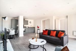 sala de estar con sofá y mesa en Modern 3 Bedroom Manchester Apartment, en Mánchester